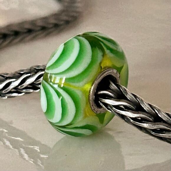TROLLBEADS Bright Green & White Scallop Bead LAA 925S NEW Condition - Picture 4 of 5